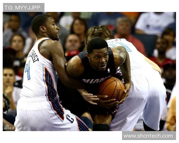 热火与山猫激战27回合球迷热情高涨赛场气氛火爆 热火与山猫激战27回合球迷热情高涨赛场气氛火爆